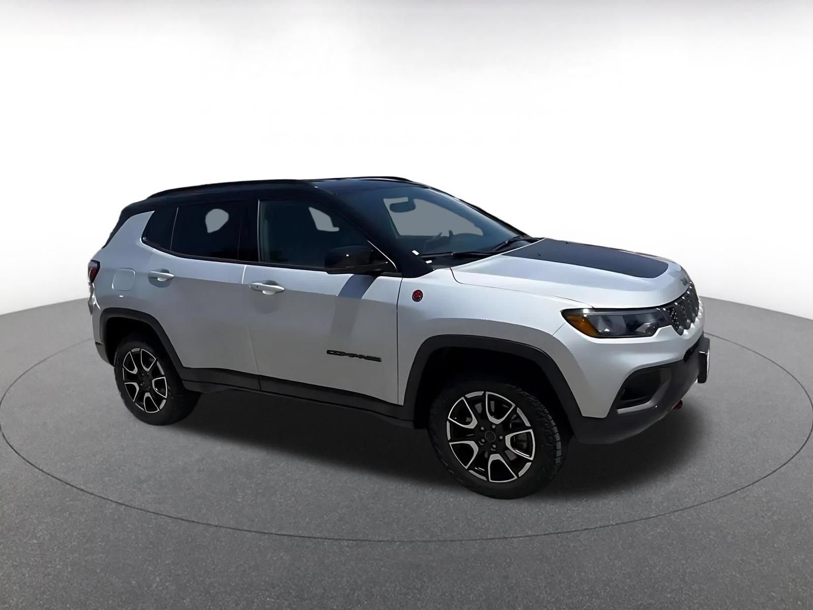 Used 2025 Jeep Compass Trailhawk AWD/4WD image 2