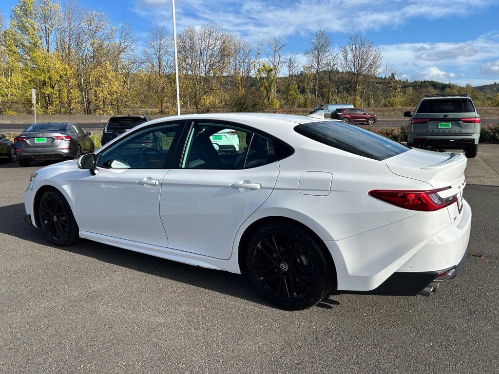 Used 2025 Toyota Camry SE FWD image 9