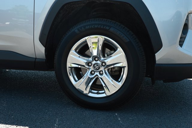 Used 2019 Toyota RAV4 XLE FWD image 5