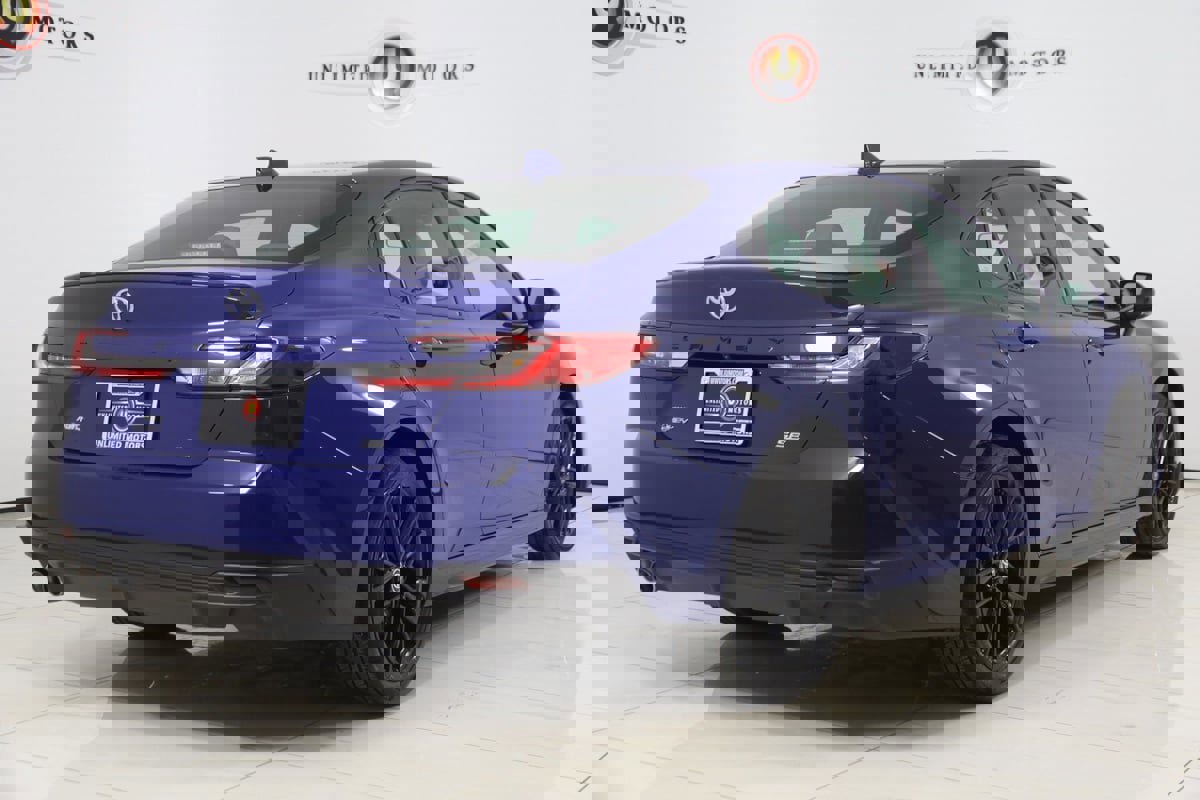 Used 2025 Toyota Camry SE image 3