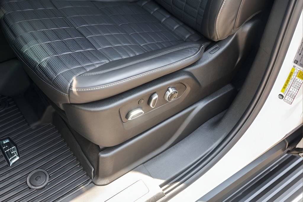 Certified 2025 Cadillac Escalade V w/ LPO, ONYX Package AWD/4WD image 39