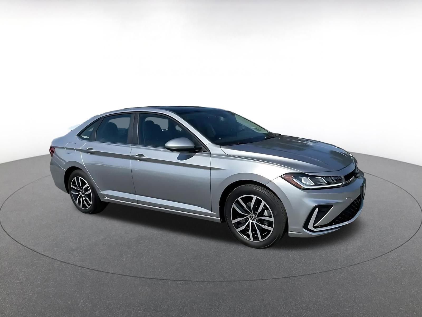 Used 2025 Volkswagen Jetta SE FWD image 2
