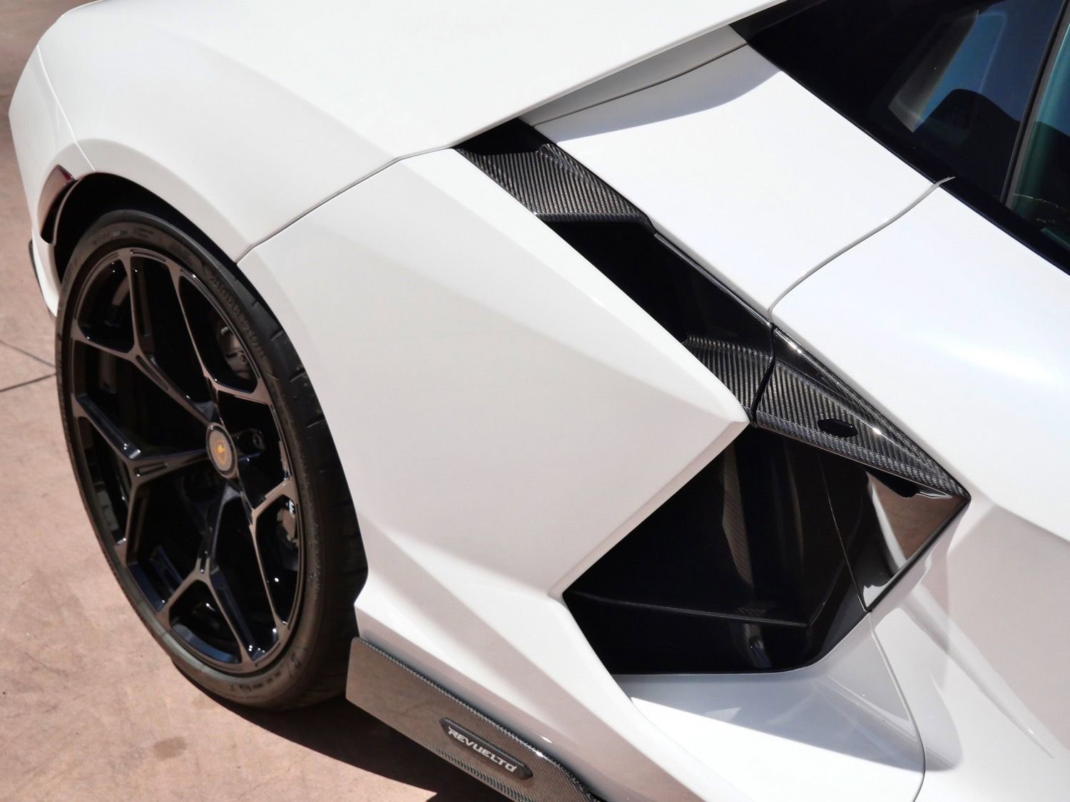 Used 2024 Lamborghini Revuelto AWD/4WD image 13