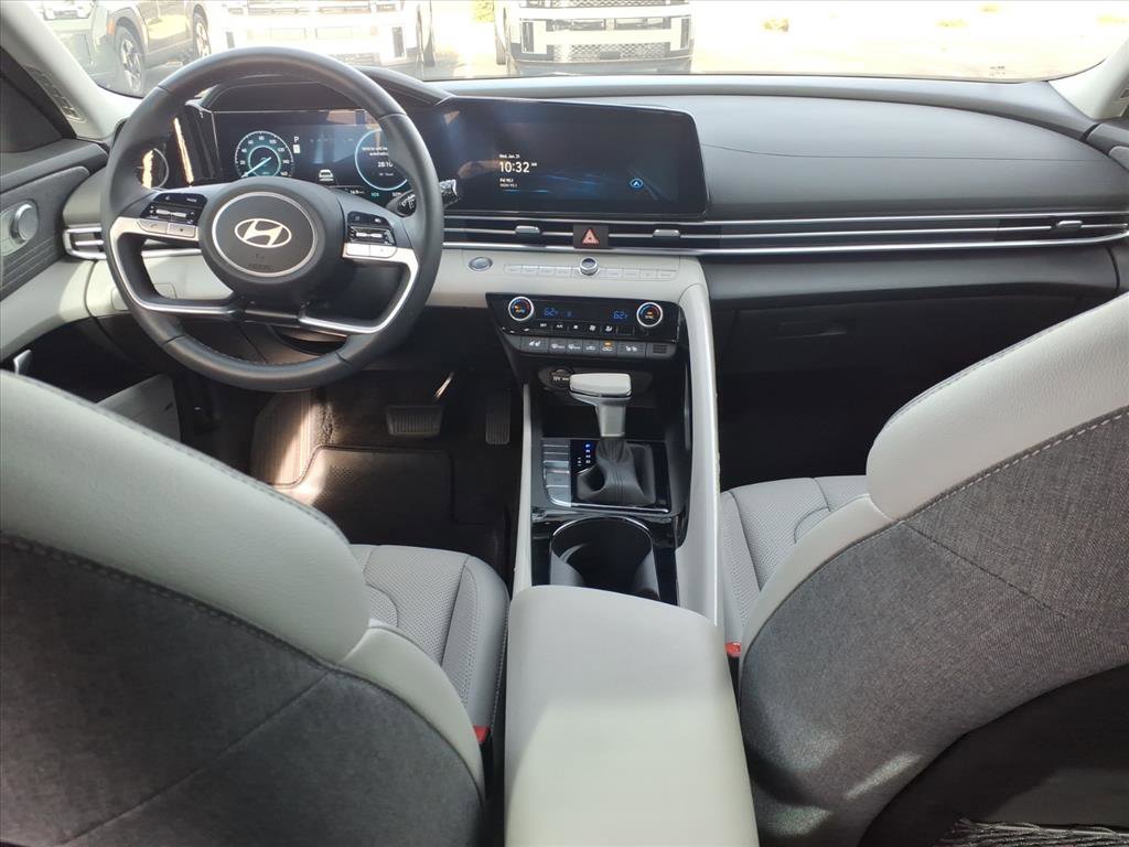 Certified 2025 Hyundai Elantra Limited FWD image 18