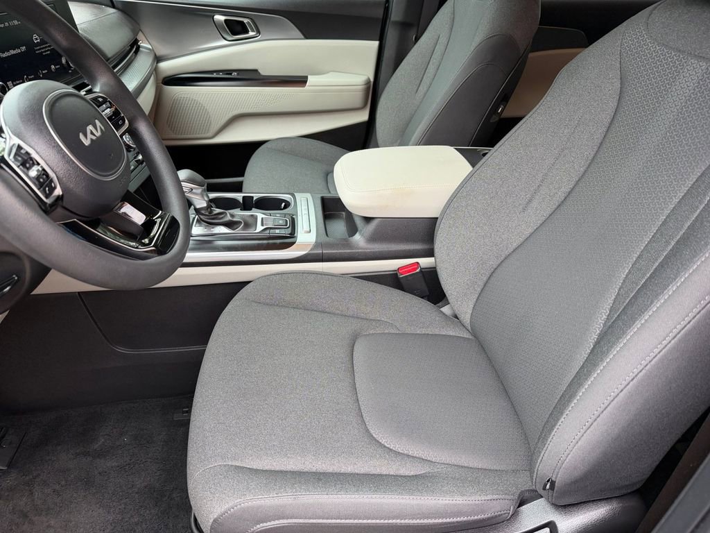 Used 2023 Kia Carnival LX FWD image 10