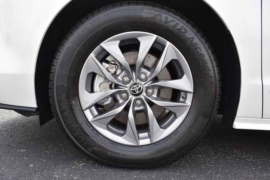 Used 2021 Toyota Sienna XLE image 18