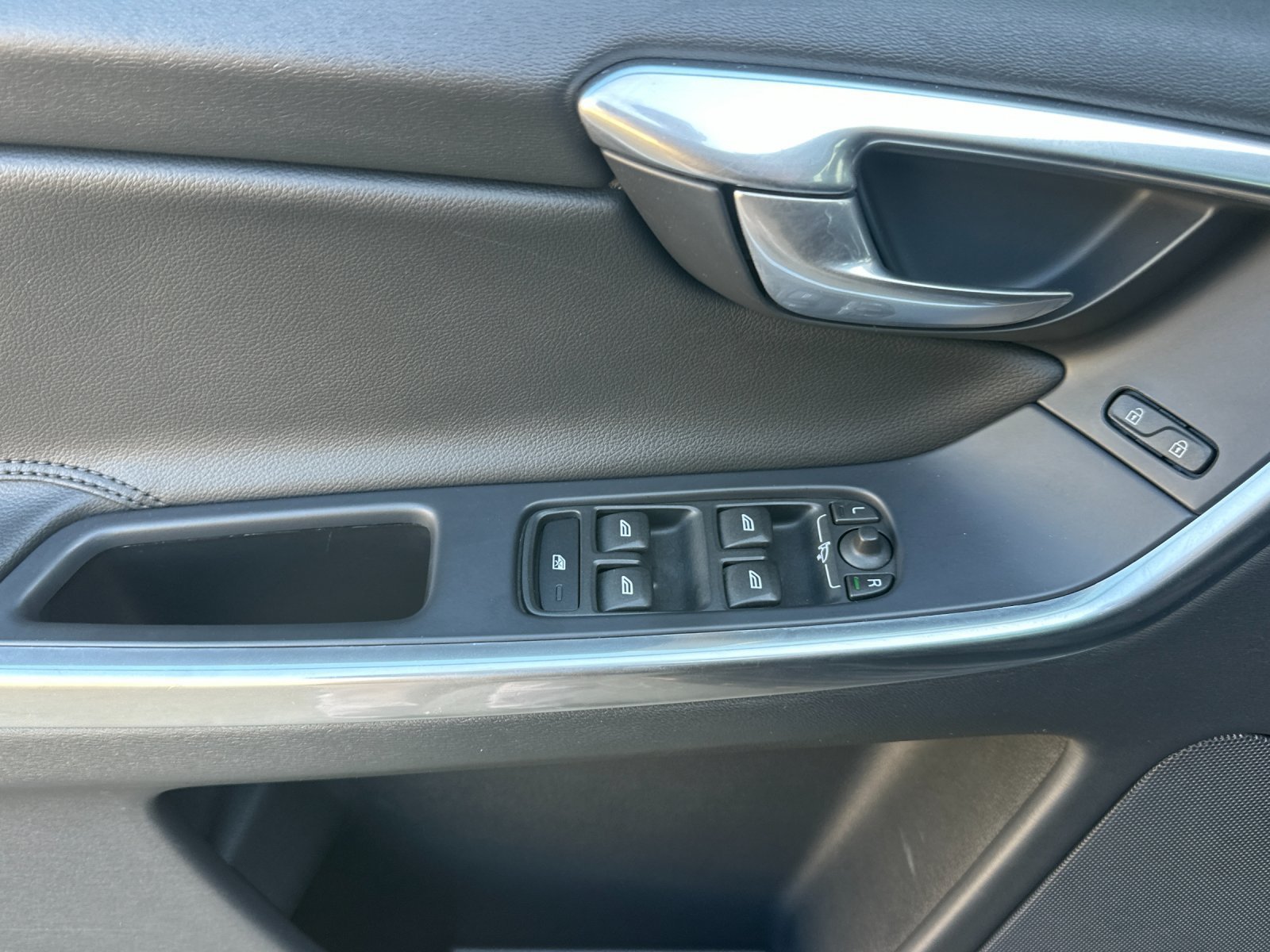 Used 2015 Volvo XC60 T6 Platinum AWD/4WD image 11