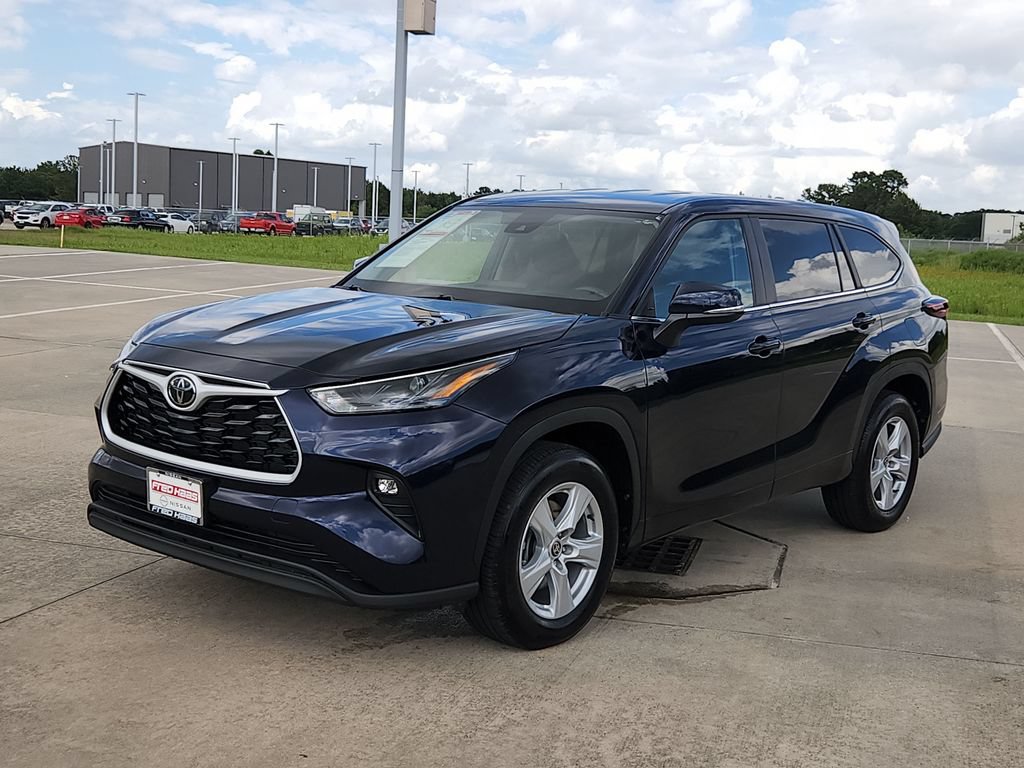 Used 2025 Toyota Highlander LE FWD image 9