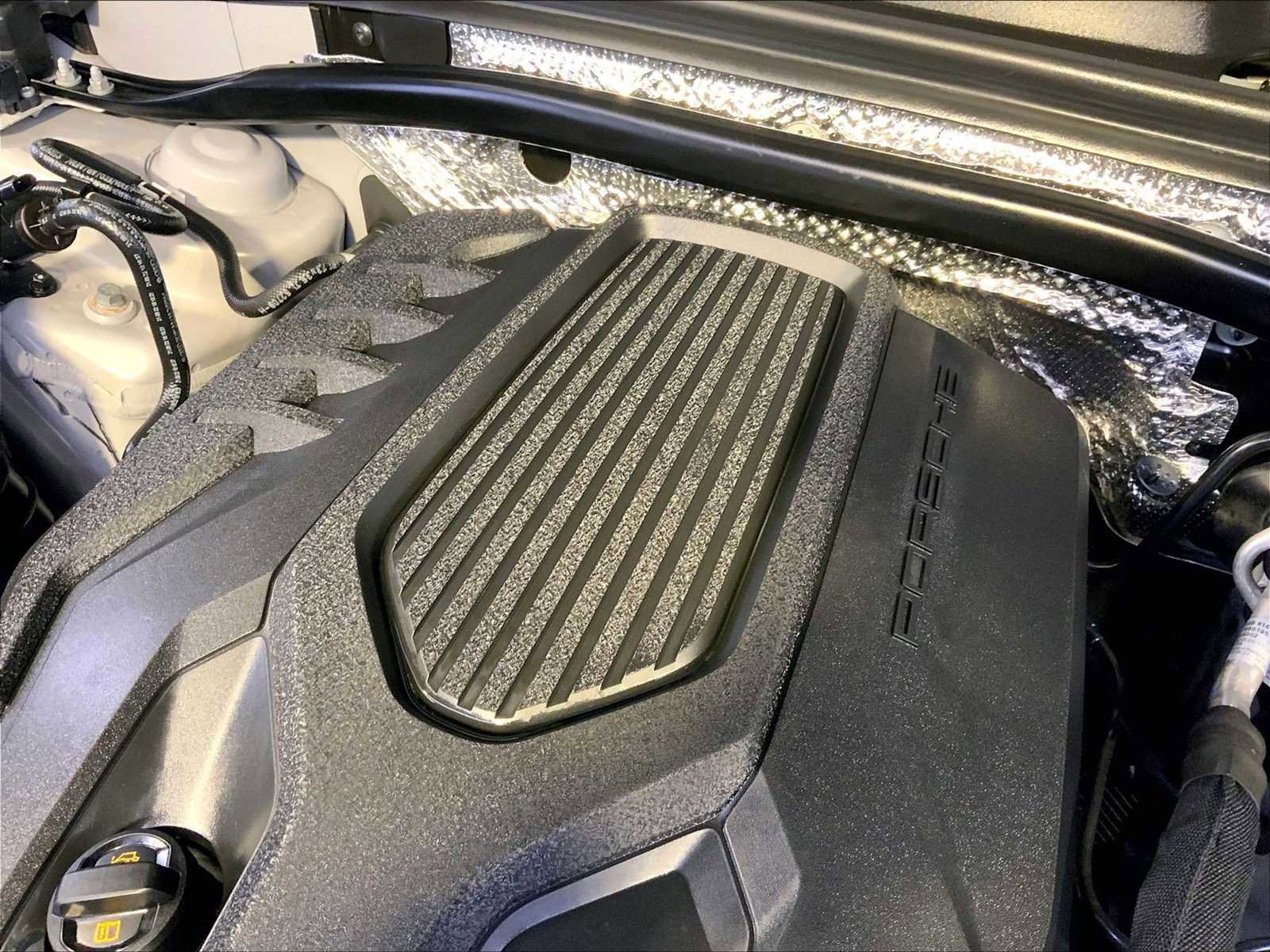 Certified 2023 Porsche Macan Turbo image 33