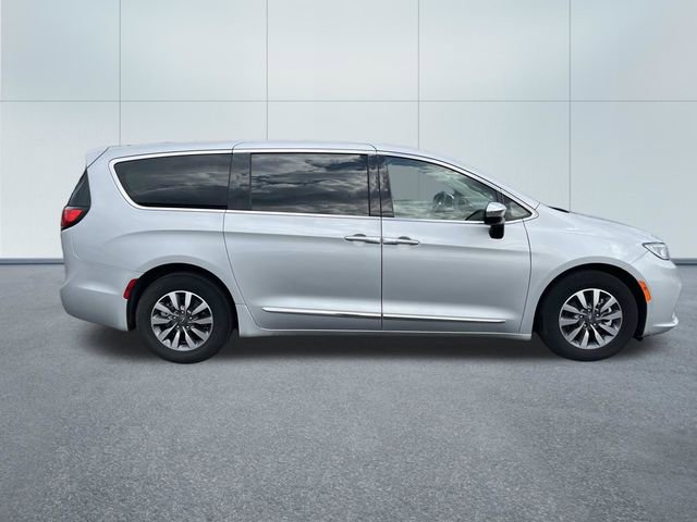 Used 2023 Chrysler Pacifica Limited FWD image 2