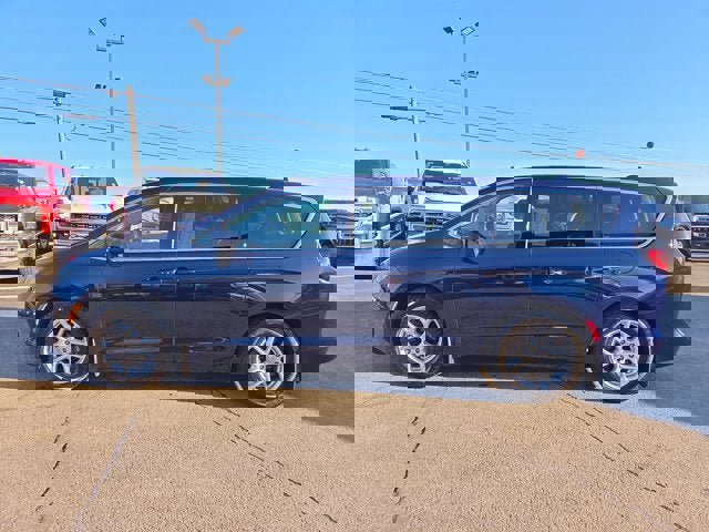 Used 2017 Chrysler Pacifica LX image 3