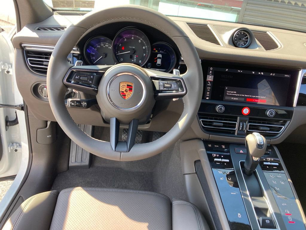 Used 2025 Porsche Macan image 16