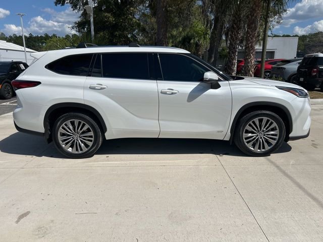 Used 2022 Toyota Highlander Platinum AWD/4WD image 3