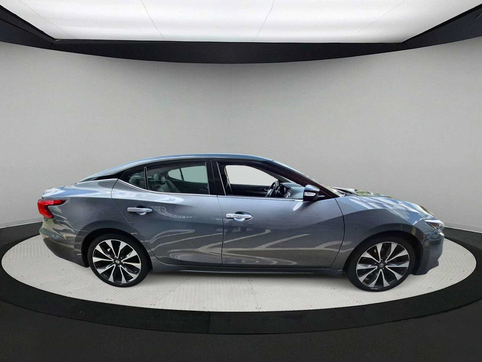 Used 2017 Nissan Maxima SR FWD image 9