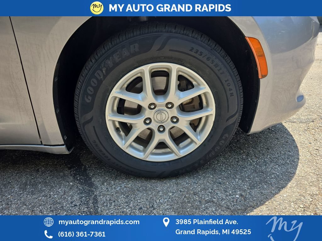 Used 2017 Chrysler Pacifica Touring FWD image 31