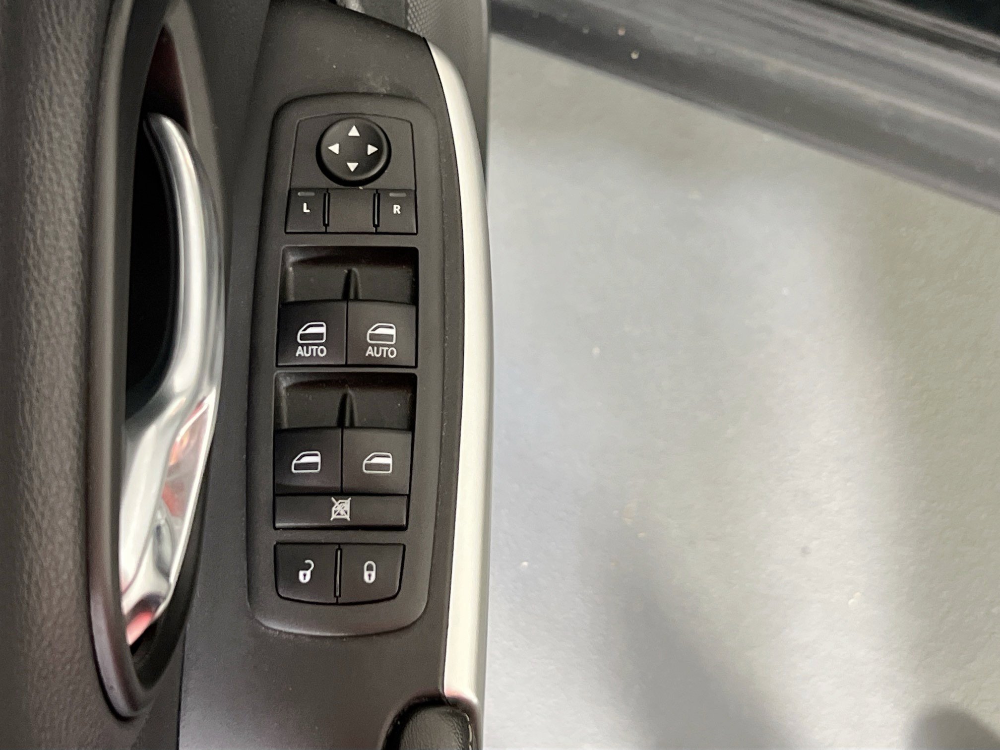Used 2022 Jeep Cherokee Latitude w/ Sun & Sound Group AWD/4WD image 17