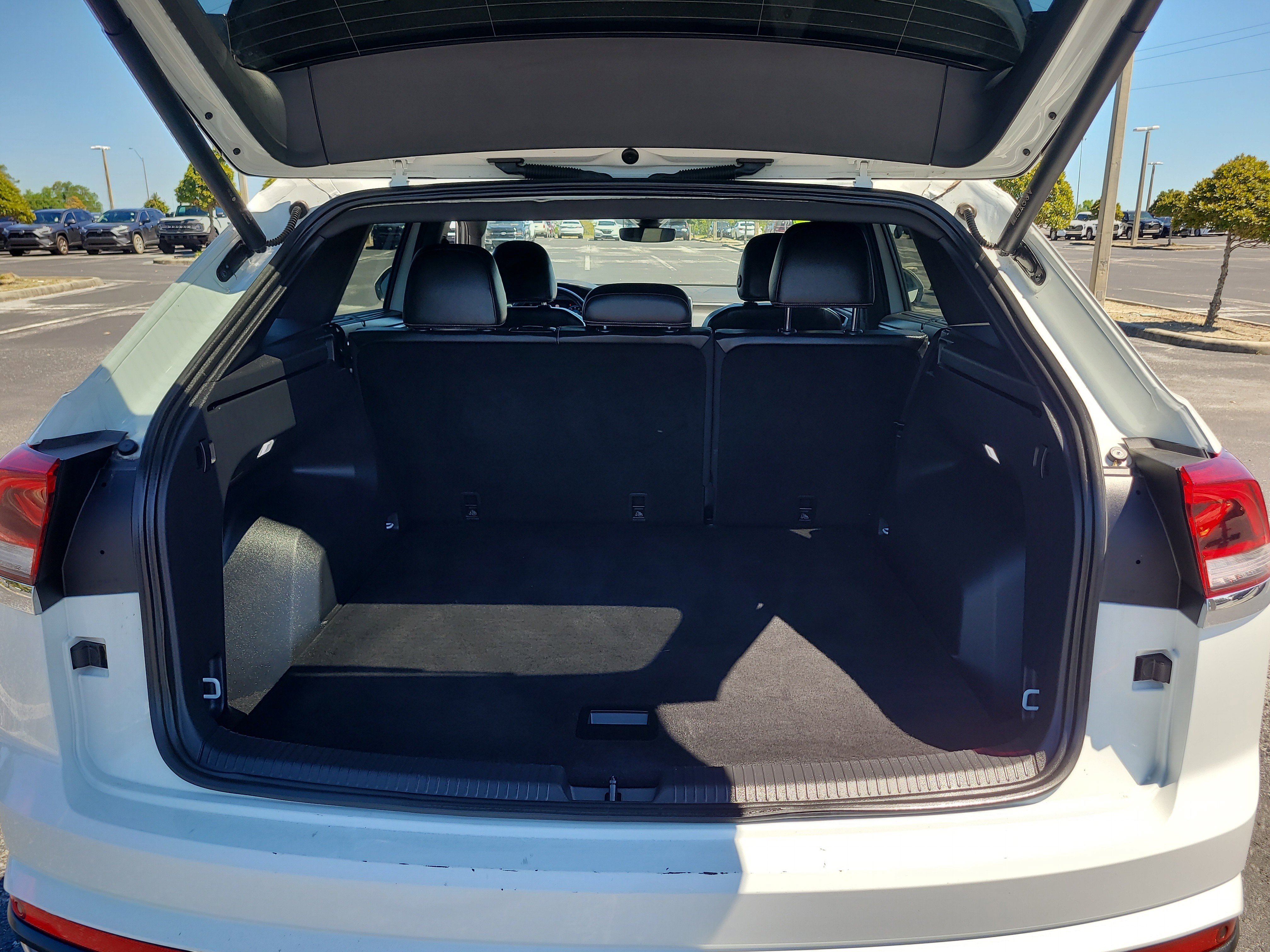 Used 2024 Volkswagen Atlas Cross Sport SE image 13