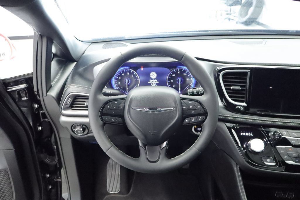 Certified 2025 Chrysler Pacifica Limited FWD image 30