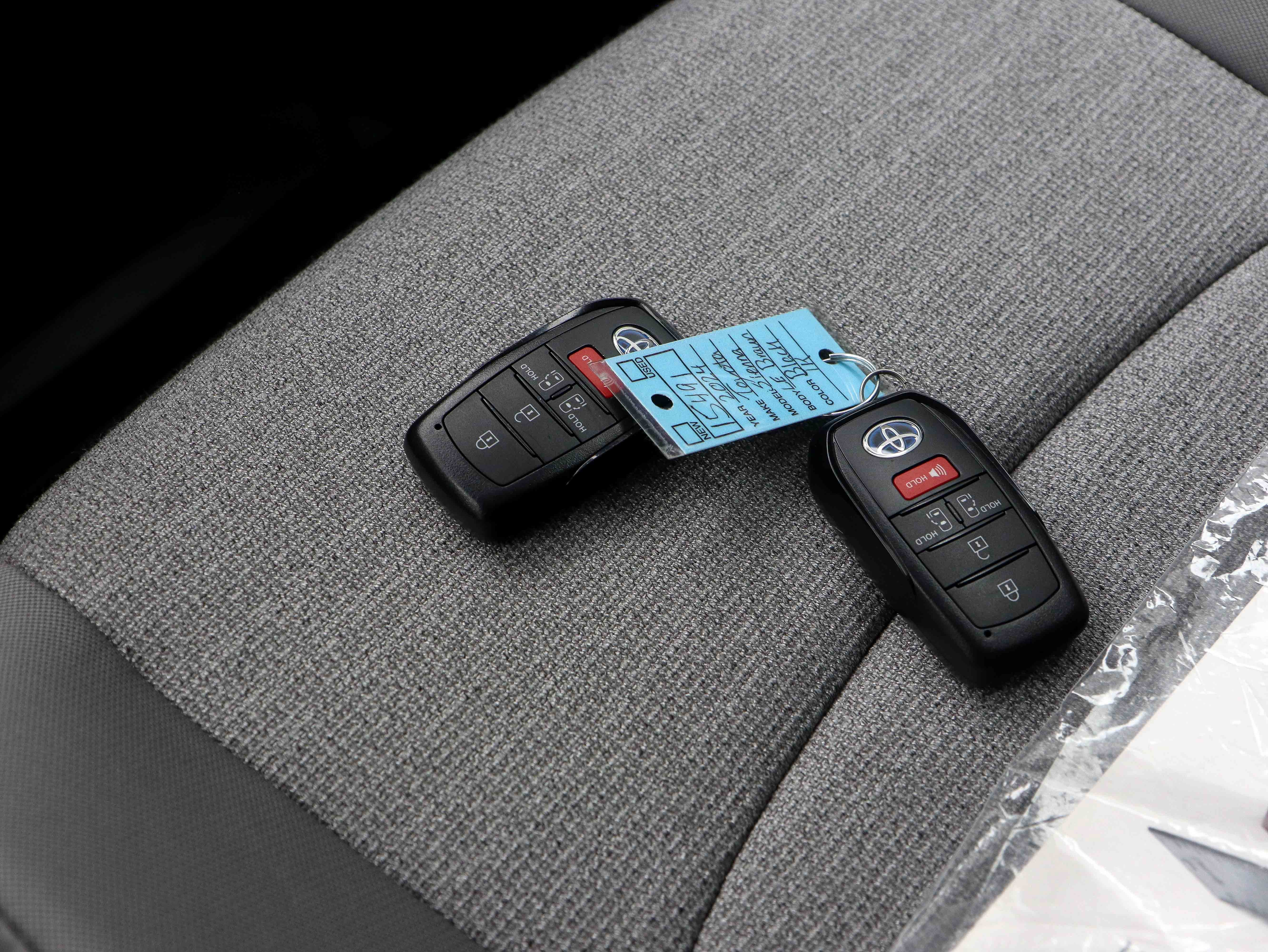 Used 2024 Toyota Sienna LE FWD image 33