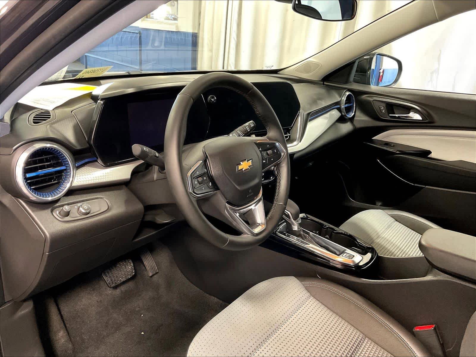 Used 2025 Chevrolet Trax LT w/ LT Convenience Package FWD image 8