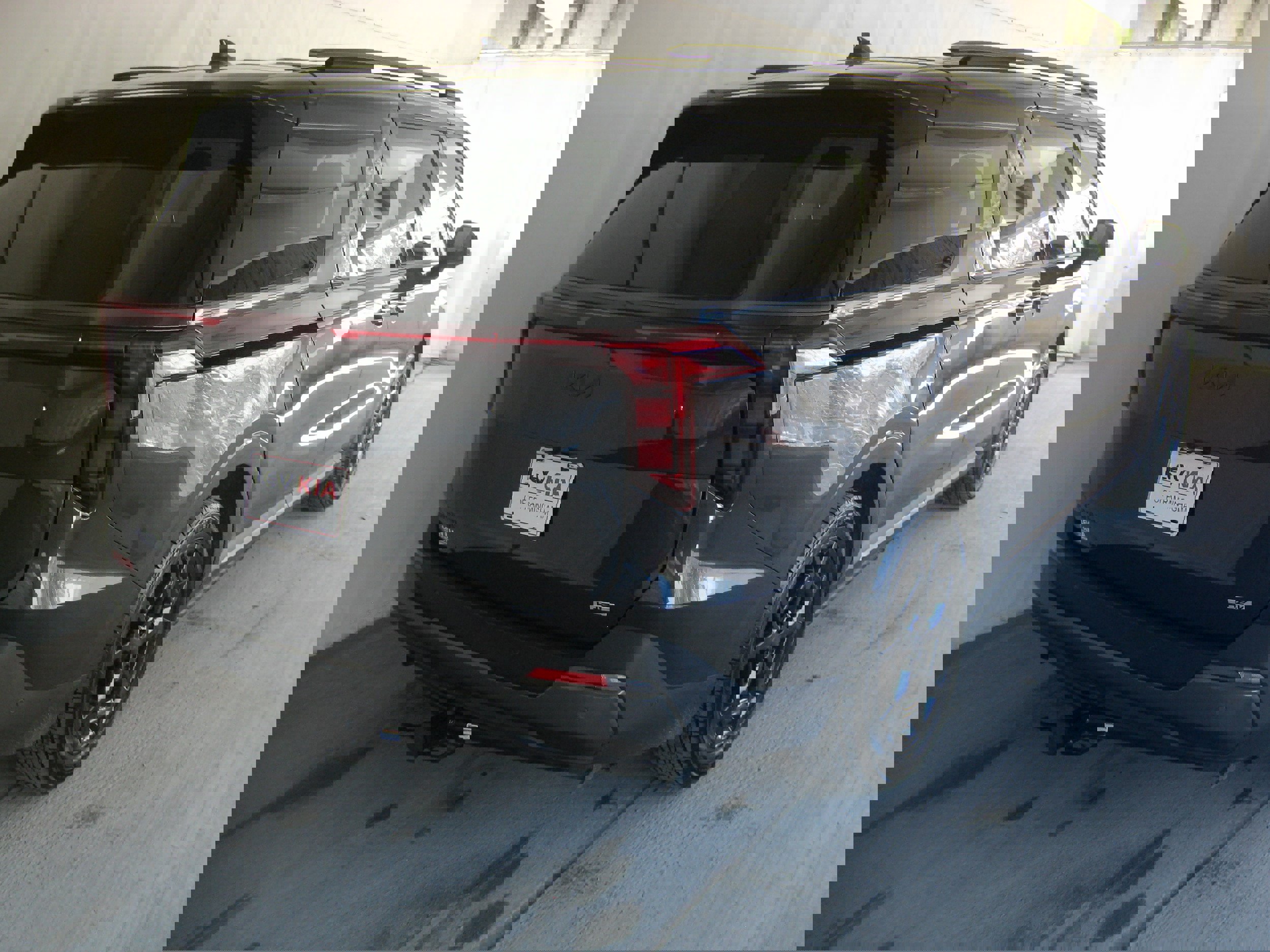 Used 2025 Kia Carnival SX w/ SX Dark Edition Package image 8