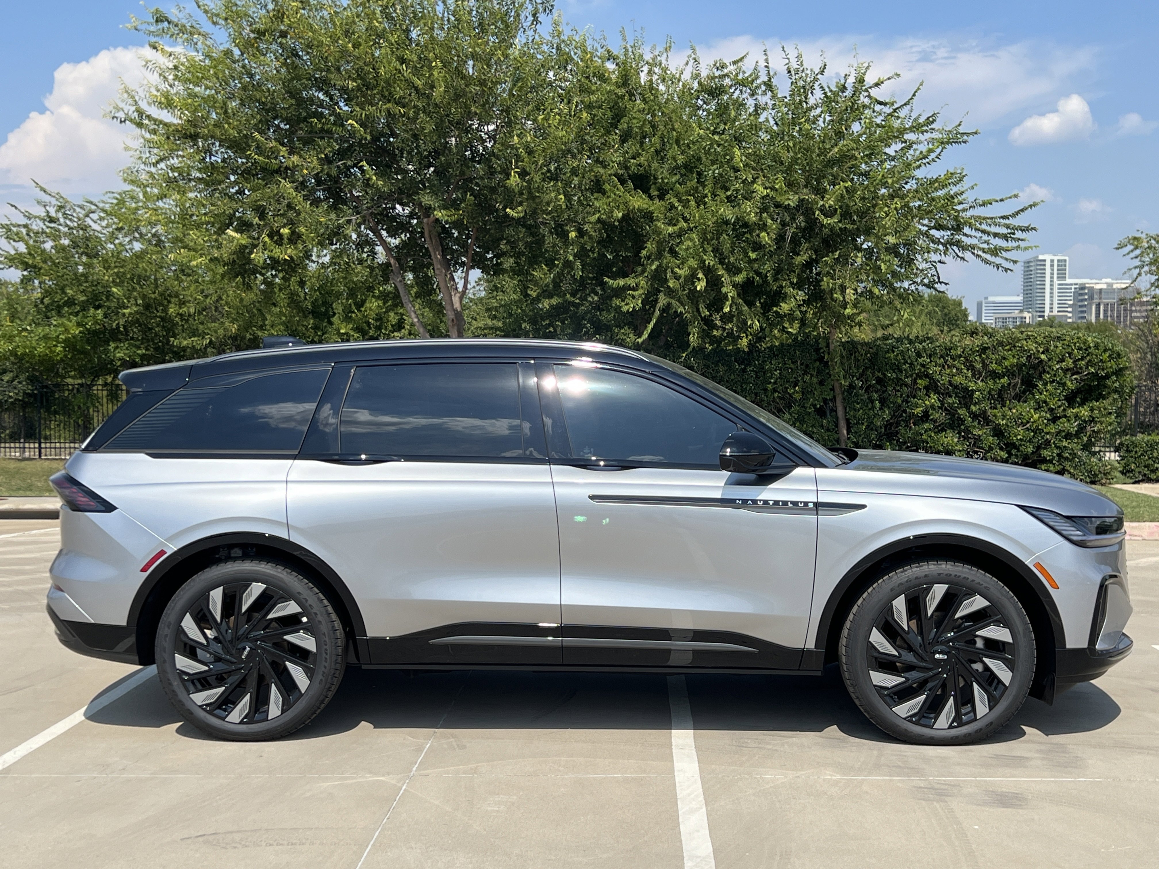 New 2025 Lincoln Nautilus Reserve w/ Jet Appearance Package image 10