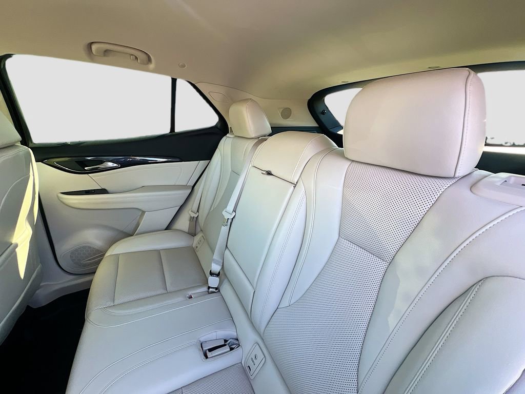 Used 2022 Buick Envision Essence w/ Safety Package image 25