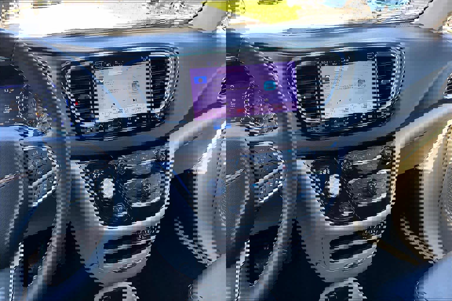 Used 2024 Chrysler Pacifica Touring-L image 7