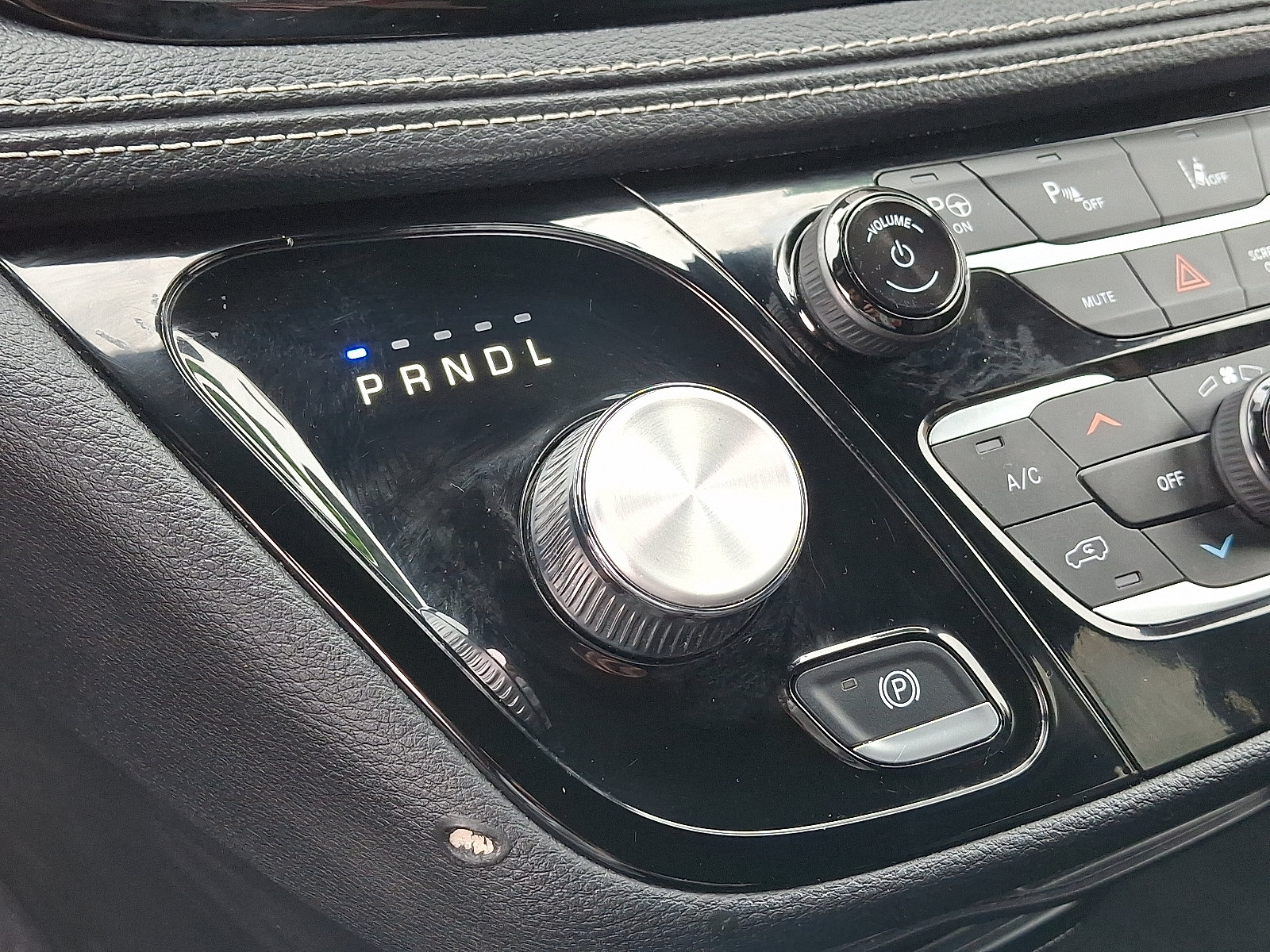 Used 2024 Chrysler Pacifica Limited FWD image 15