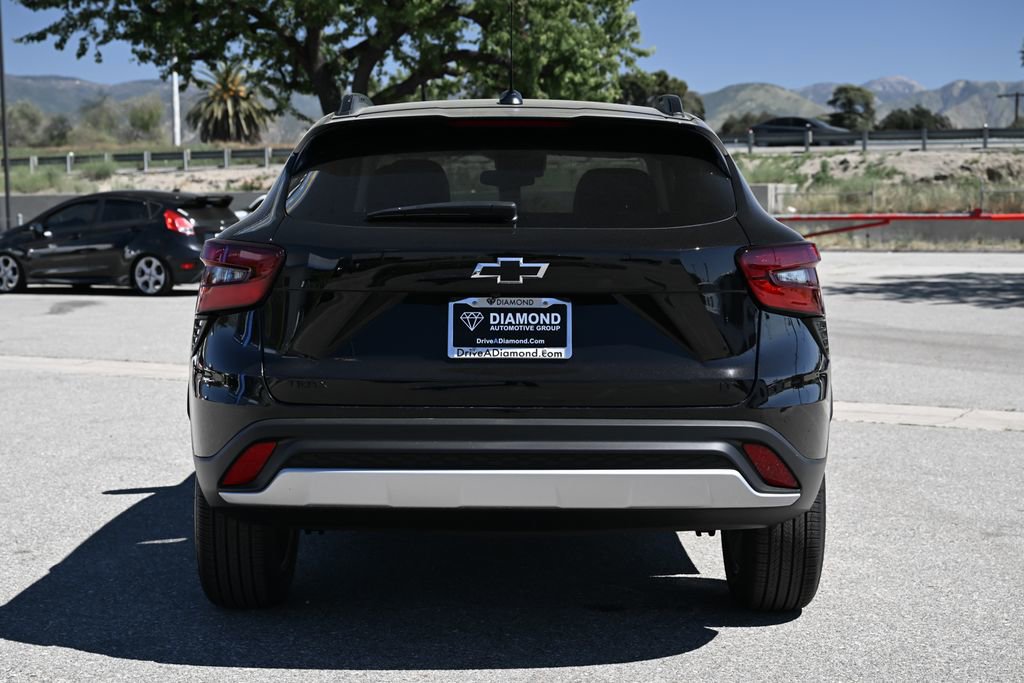 New 2026 Chevrolet Trax LT w/ LPO, Blackout Package FWD image 5