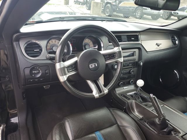 Used 2010 Ford Mustang GT Premium RWD image 9