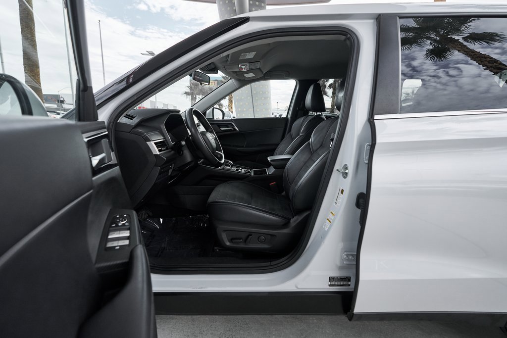 Used 2023 Mitsubishi Outlander SE image 18