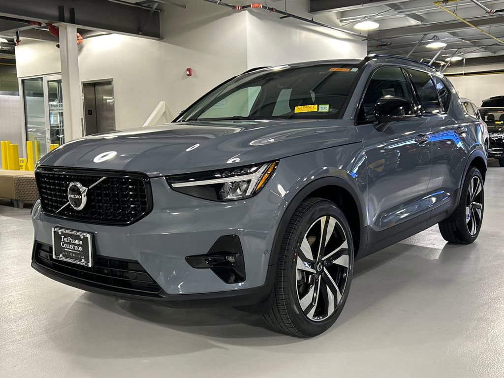 Certified 2023 Volvo XC40 B5 Plus w/ Protection Package Premier image 5
