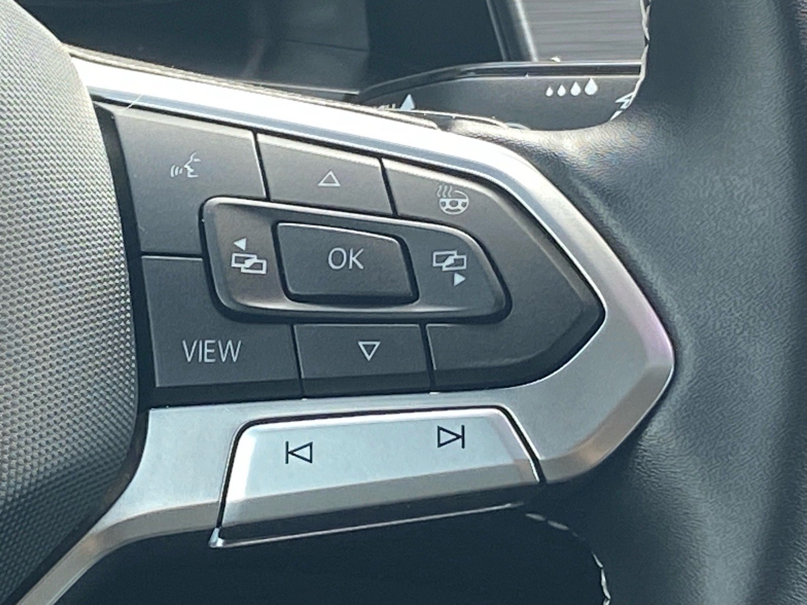 Certified 2024 Volkswagen Atlas Cross Sport SE w/ Panoramic Sunroof Package AWD/4WD image 7