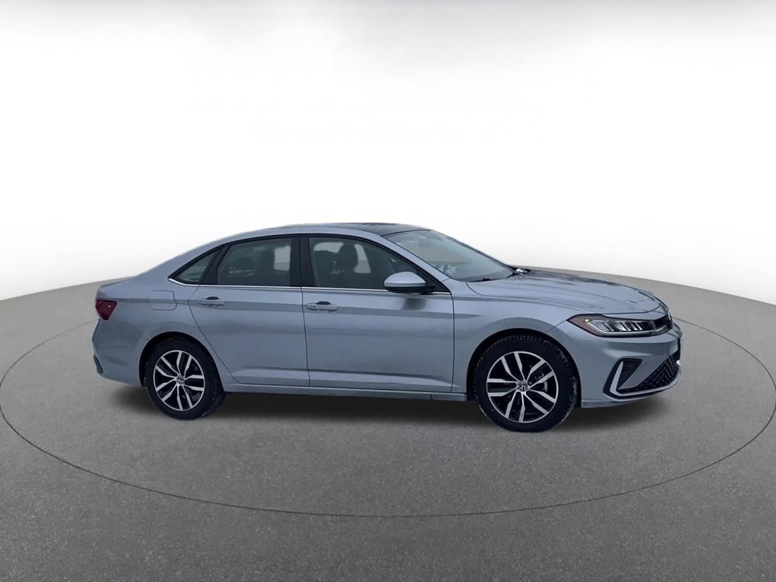 Used 2025 Volkswagen Jetta SE image 2