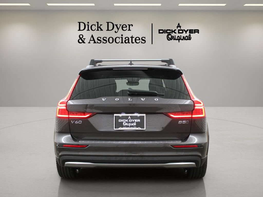 Certified 2023 Volvo V60 B5 Cross Country Plus w/ Climate Package AWD/4WD image 10