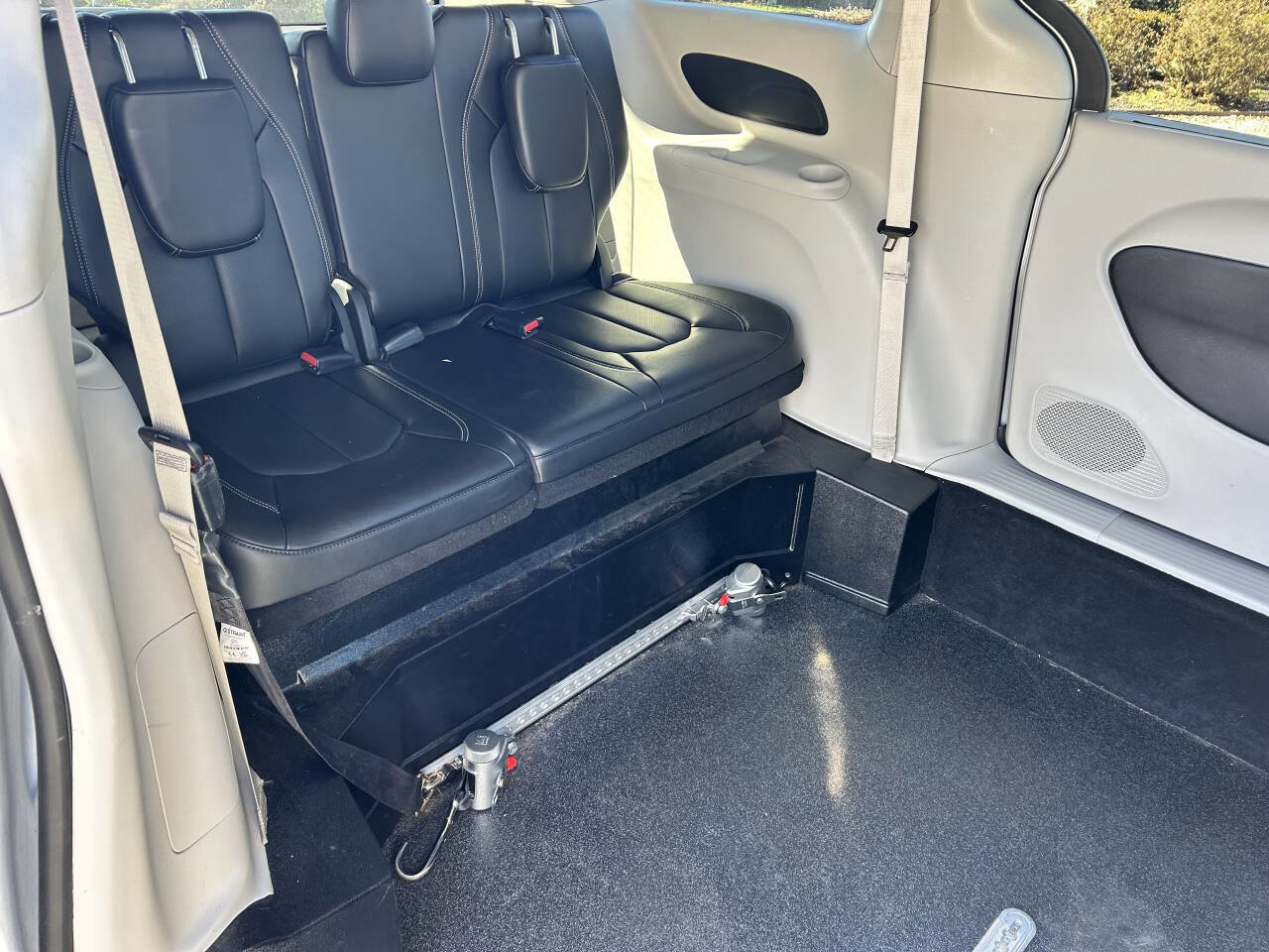 Used 2024 Chrysler Pacifica Touring-L image 7