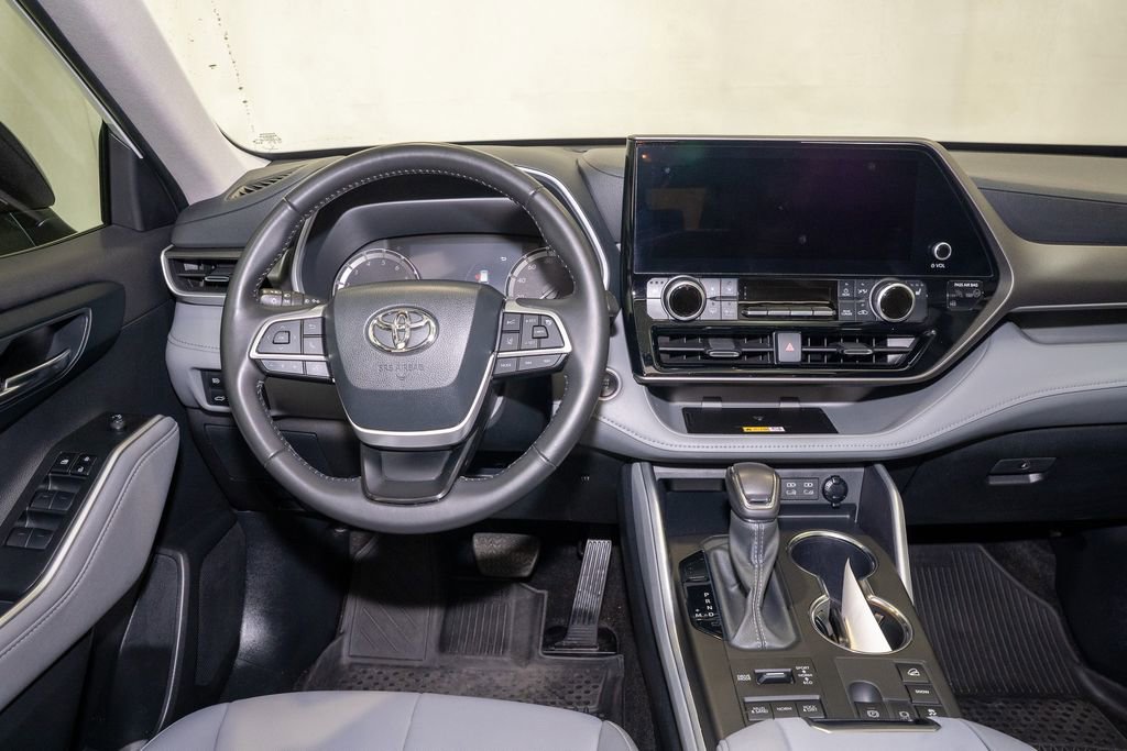 Used 2024 Toyota Highlander XLE image 7