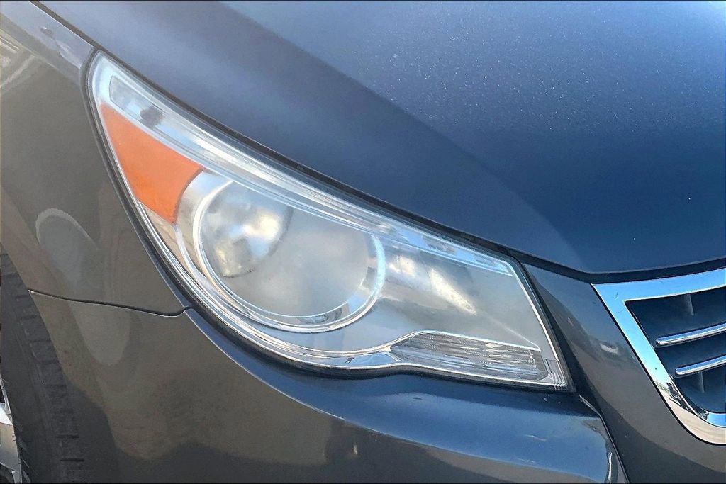 Used 2010 Volkswagen Routan SE FWD image 27
