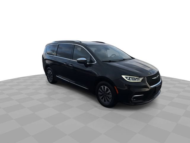 Used 2021 Chrysler Pacifica Limited w/ Uconnect Theater Family Group image 2