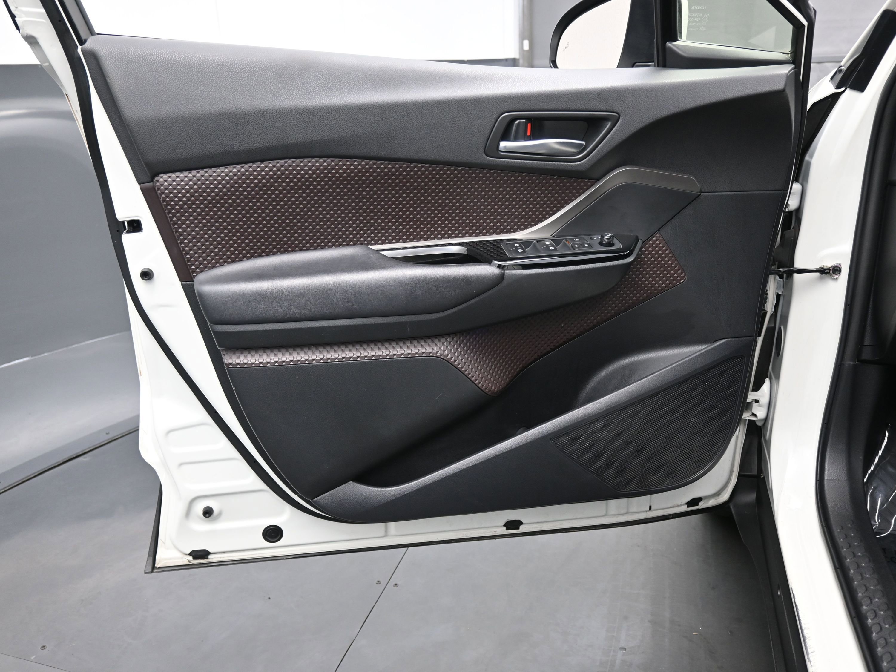 Used 2019 Toyota C-HR Limited image 10