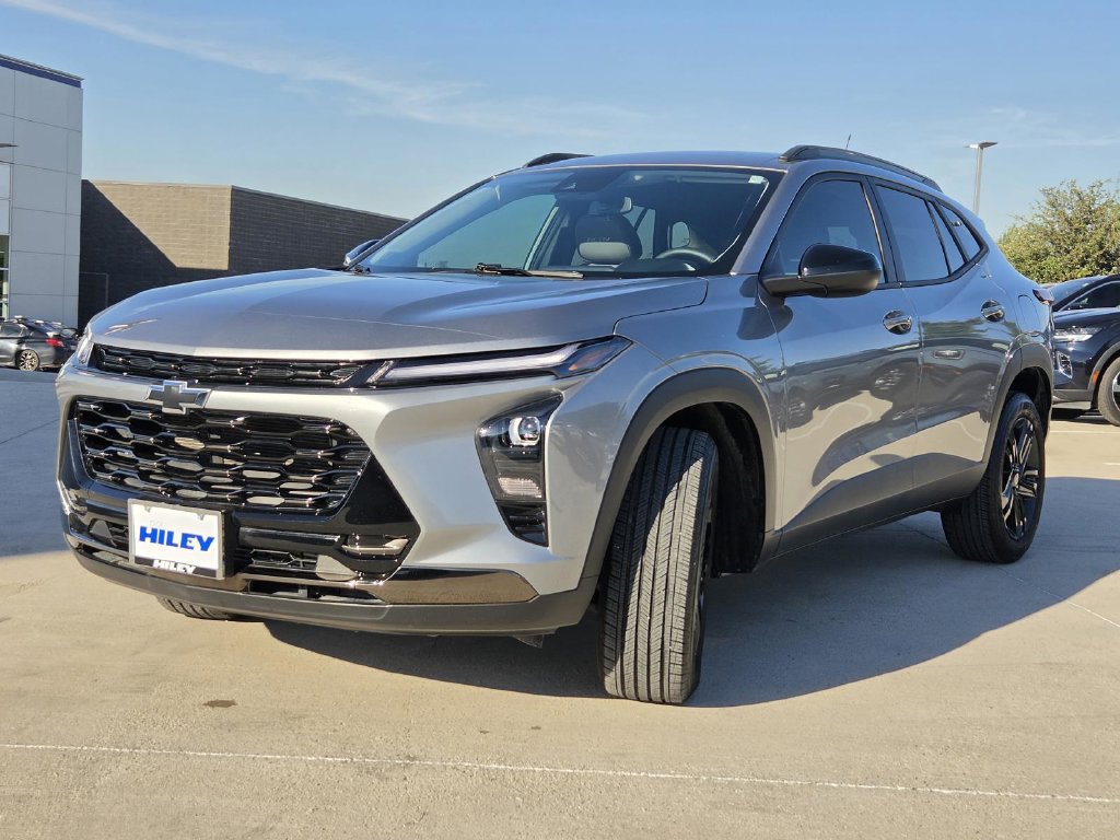 Used 2025 Chevrolet Trax ACTIV w/ Driver Confidence Package FWD image 2