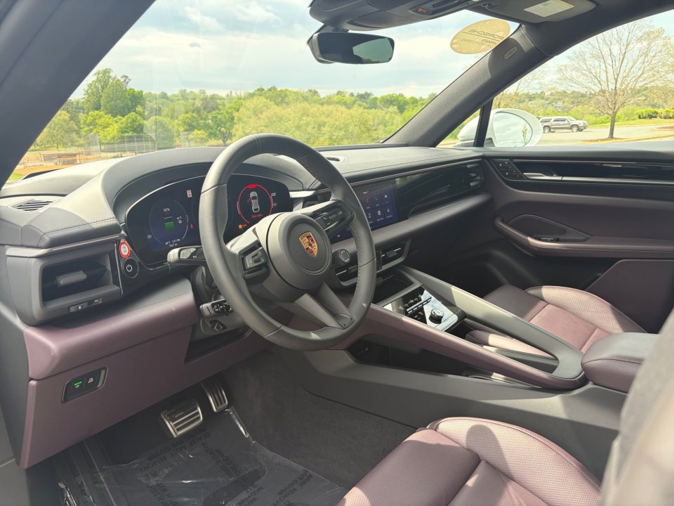 Certified 2025 Porsche Macan 4S Electric AWD/4WD image 4