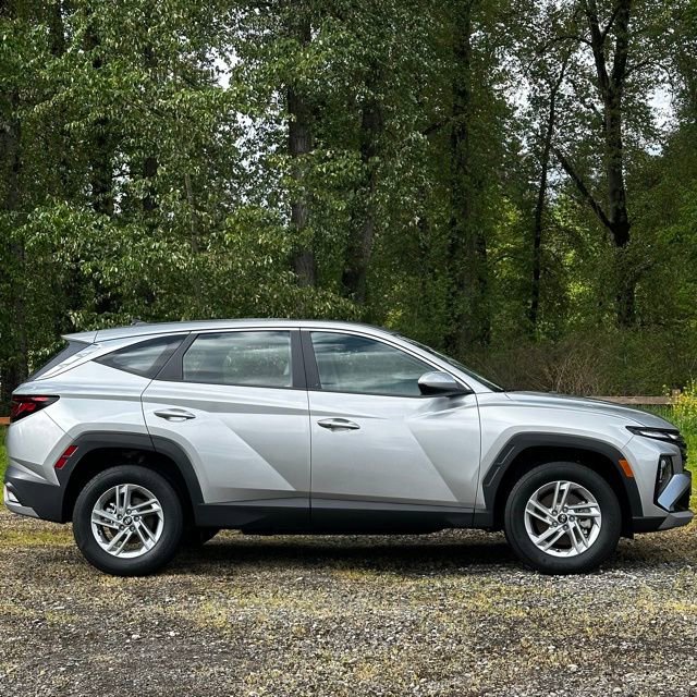 Certified 2025 Hyundai Tucson SE image 2