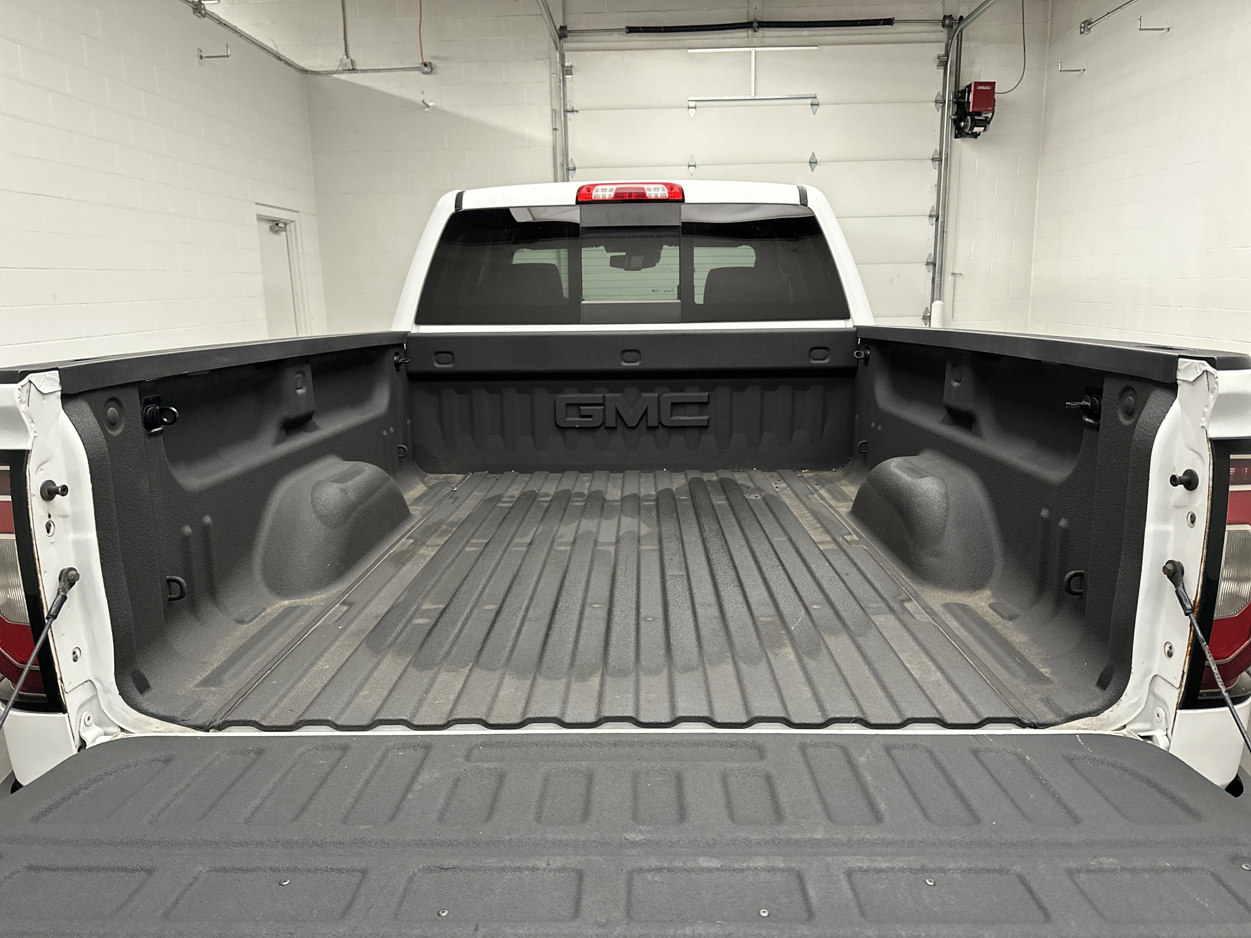 Used 2018 GMC Sierra 1500 SLT w/ SLT Premium Package AWD/4WD image 16
