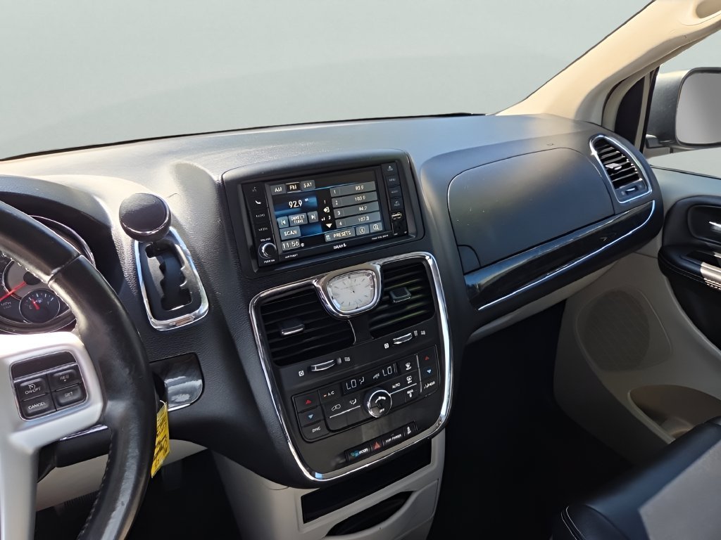 Used 2015 Chrysler Town & Country Touring FWD image 15