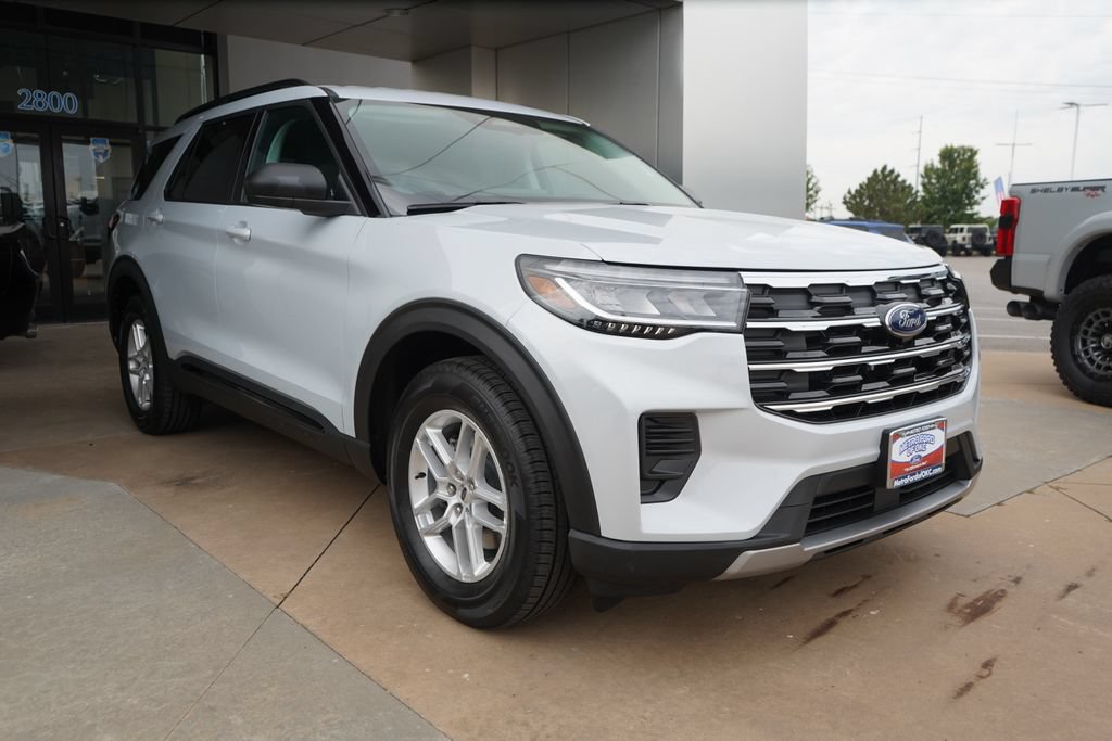 New 2026 Ford Explorer Active RWD image 3