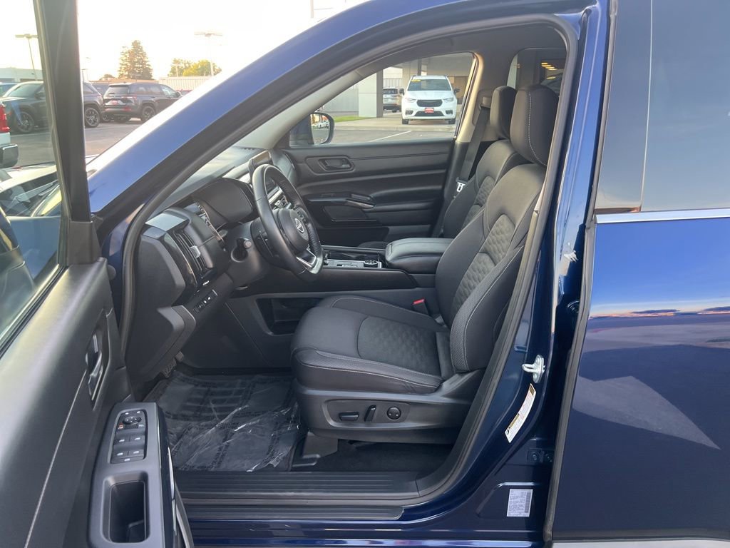 Used 2025 Nissan Pathfinder SV image 18