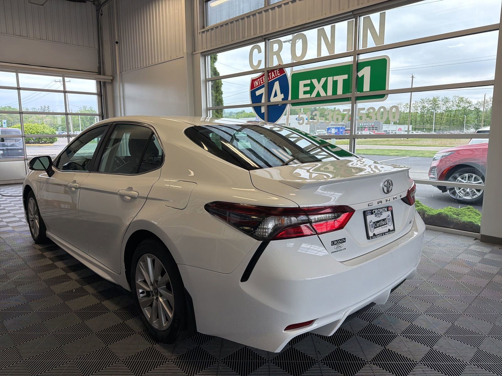 Used 2024 Toyota Camry SE FWD image 4