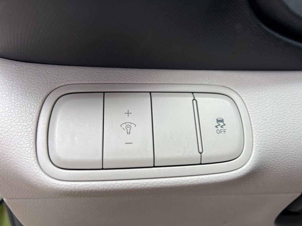 Used 2024 Hyundai Venue SEL image 25